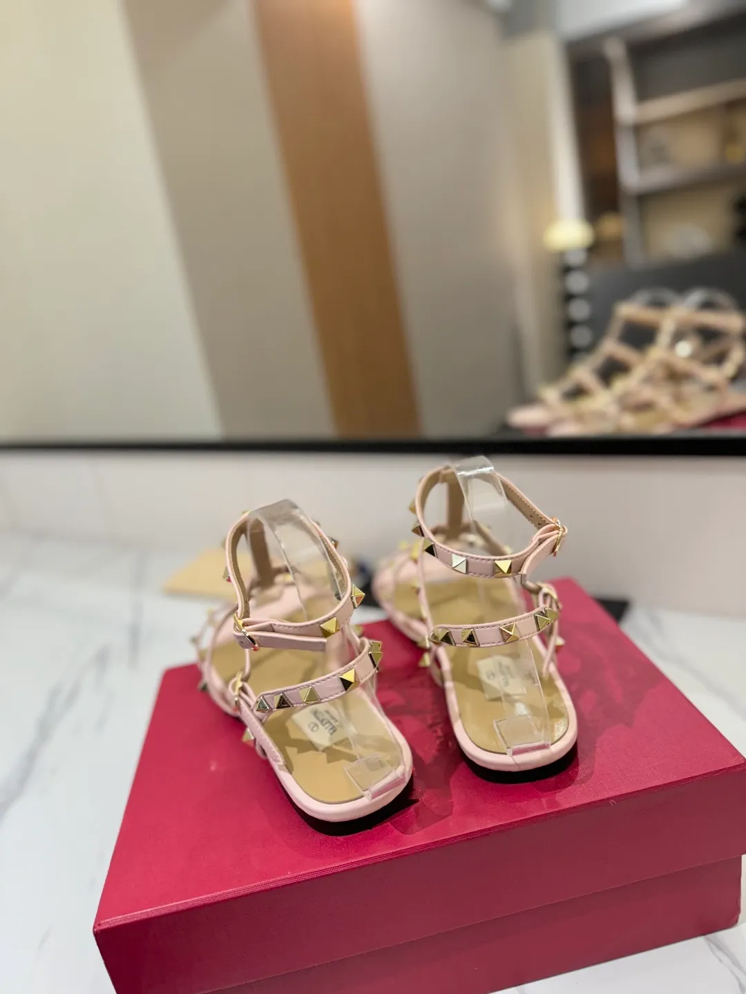 👟👟Ex-factory price 520👟👟 Valentino/Valentino rivet VT classic ankle-wrap rivet sandals, timeless 🆕 deeply rooted in people's hearts❤️A must-have item that never goes out of style🫰top replica! The side curves are perfect, the original molded custom-made rust-free rivets, and the textured hardware bring out a full sense of high-end, giving you a genuine foot feel! The first choice for high-end customers❤️ [Material] Upper: Original imported customized cowhide Inner lining: Original imported goatskin Outsole: Imported pearlescent leather outsole Code number: 35-39 [34, 40, 41, 42 are custom-made and cannot be returned or exchanged]